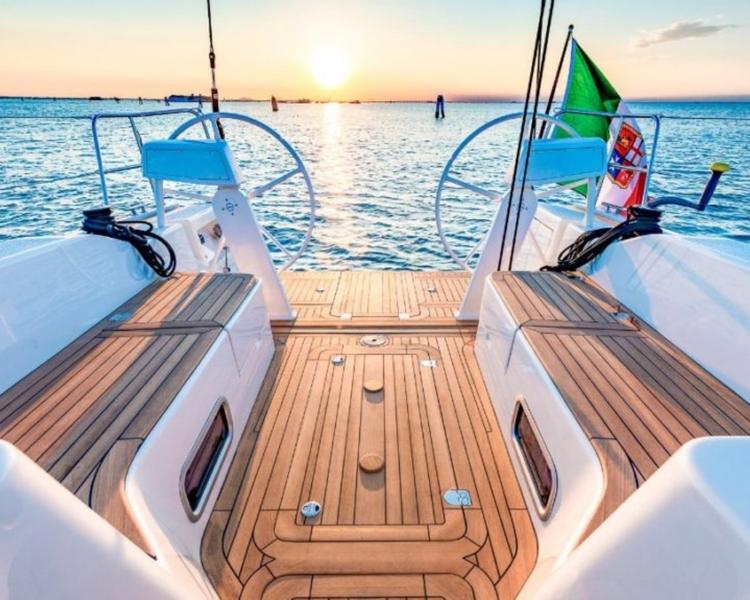 Italia Yachts Monocoque pont arrière